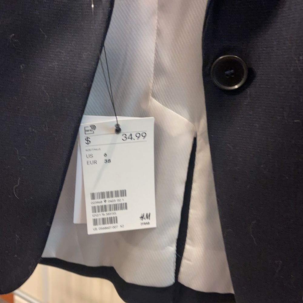 COPY - HM Women’s Short Waisted Black Blazer - Picture 3 of 8